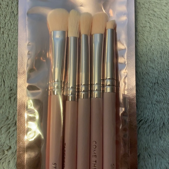 Various Makeup Brushes - Picture 5 of 7